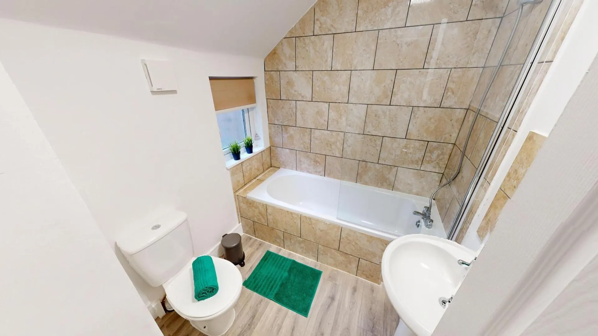 Stunning 6-Bedroom House In Beeston Awaits Your Stay! Nottingham